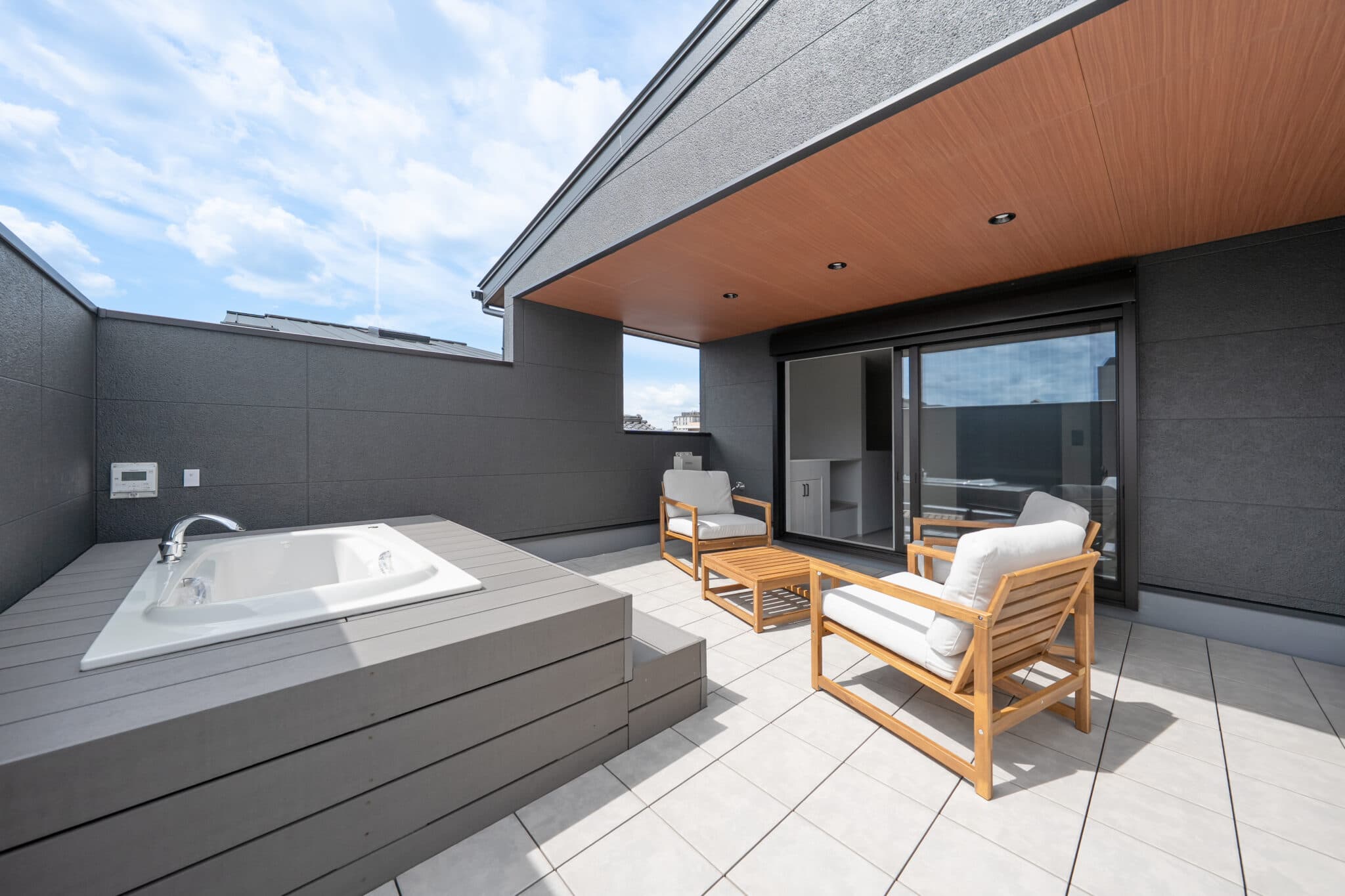 京都市で注文住宅を設計建築するサンエーが手がけたテラス