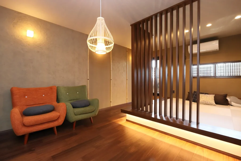 間接照明が美しいタタミの小上がりと京都の左官職人による本物の塗り壁が印象的なセカンドリビング