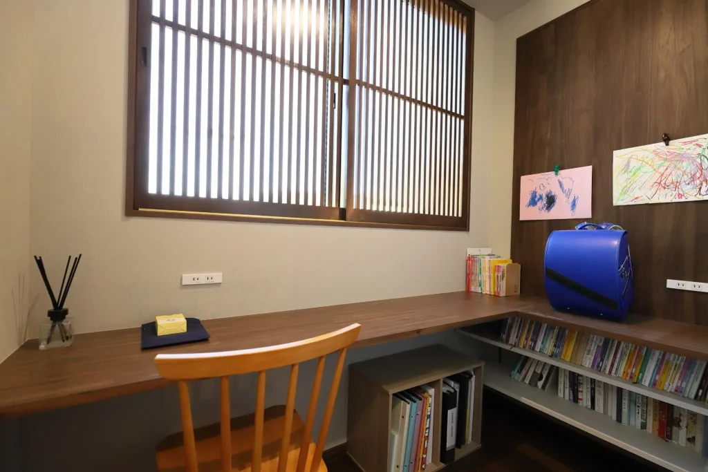 格子窓でカーテンレスを叶えた書斎