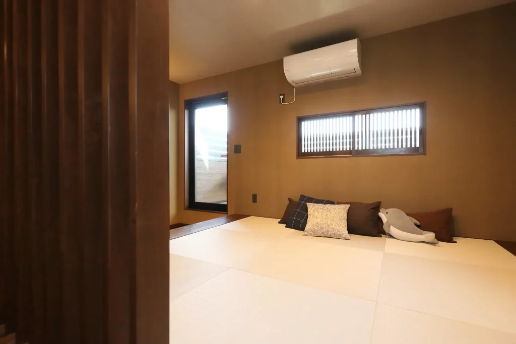 タタミの小上がりスペース