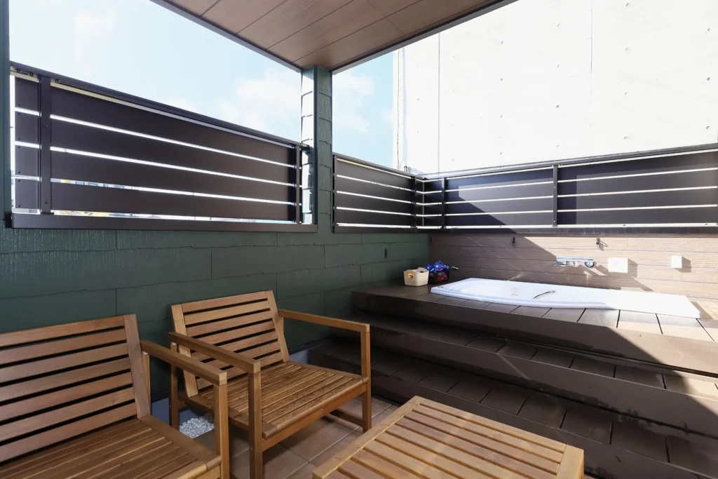 S様邸3階にあるテラス&露天風呂の写真